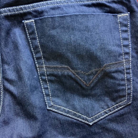 DIESEL Viker-R-Box Straight Cut Denim Jeans - Picture 7 of 7